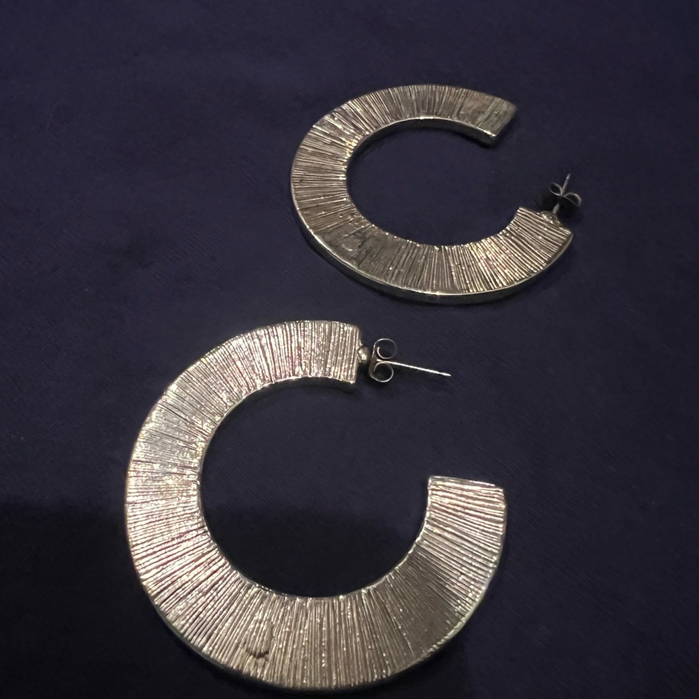 Snake skin loop earrings - Picture 2 of 3